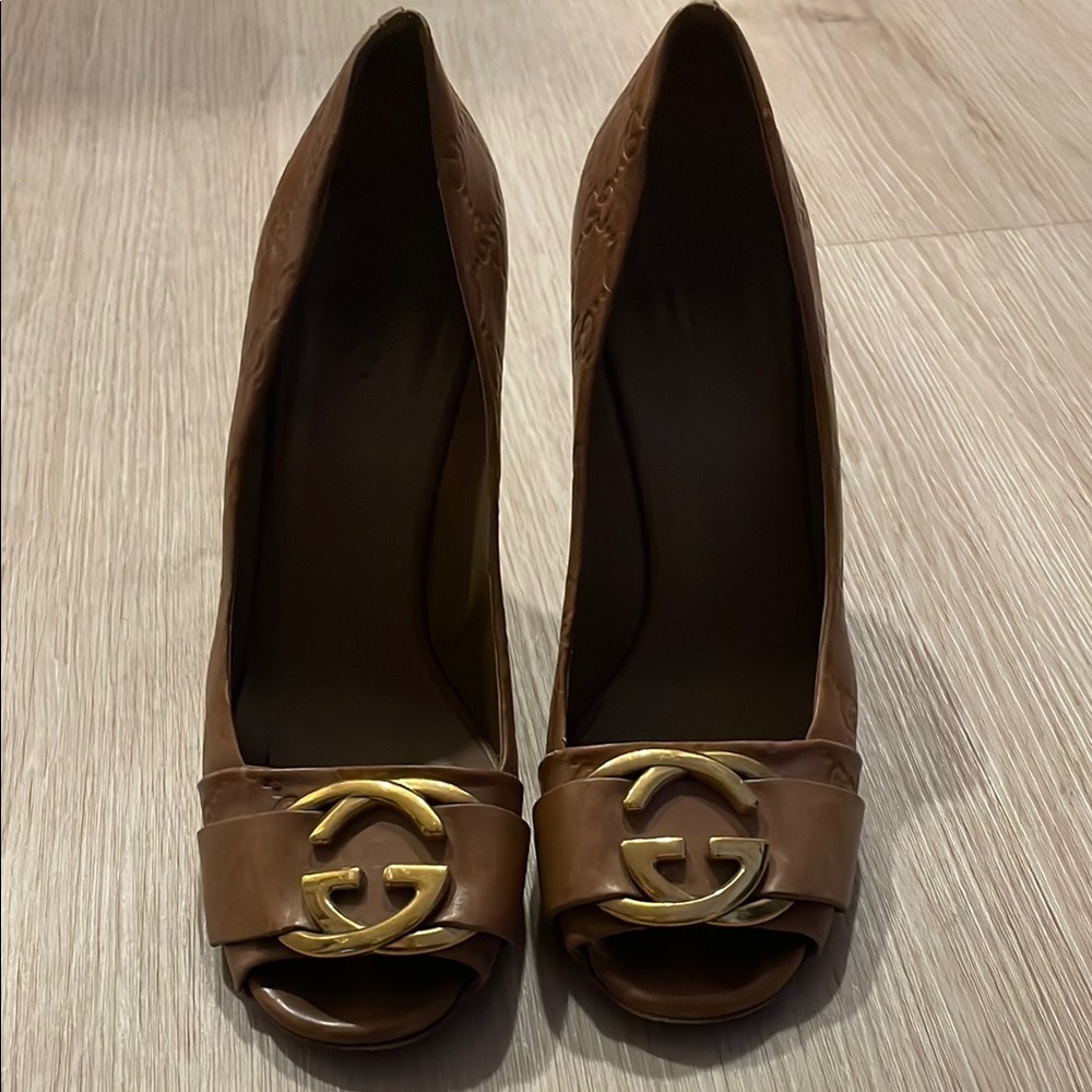 Gucci Brown Leather Heels with Timeless Elegance